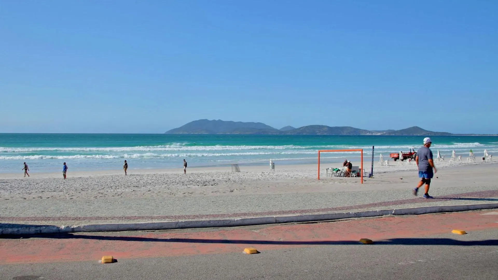 A 5 Minutos Andando Ate A Praia Do Forte Cabo Frio ,1 Quarto, Ar Condicionado,Cozinha ,Garagem , Ao Lado De Restaurantes E Comercio location